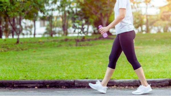 فوائد المشي لإنقاص الوزن: هذا ما يحدث للجسم عند المشي 10 آلاف خطوة يوميا