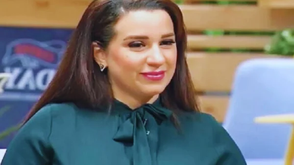 أسماء منير تبهر الجمهور بإطلالتها المثيرة بفستان أسود ضيق- فديو