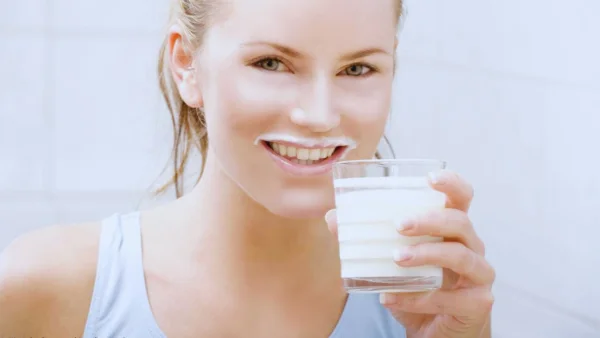 ماذا يحدث لجسمك عندما تشرب الحليب دون أن تغليه؟
