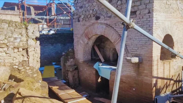 أكتشاف منزل شاطئي عمره 2000 عام فى ايطاليا