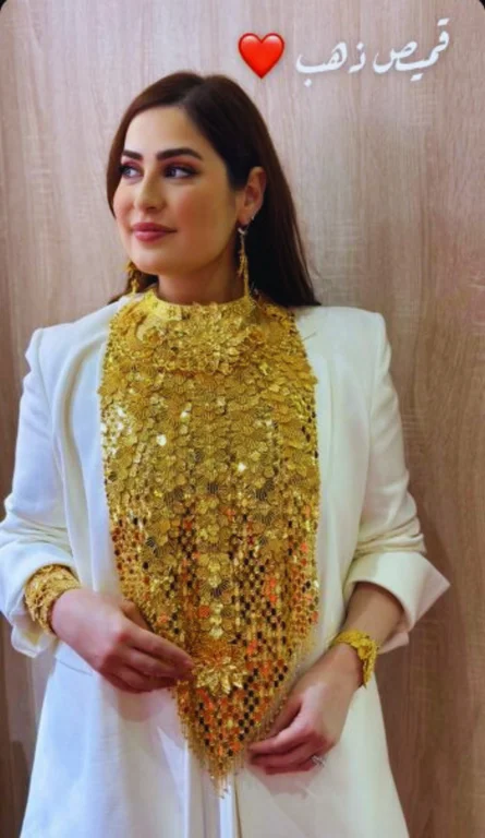 أخبار الفن: نجمة عربية ترتدي قميص من ذهب - بالصورة