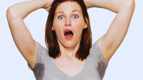 9 اسباب لرائحة العرق الكريهة للنساء رغم الاستحمام طرق علاجها