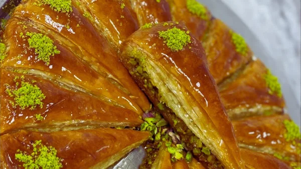 حلويات رمضان: طريقه عمل البقلاوه بالفستق طعم حلو ولذيذ أخر حاجة