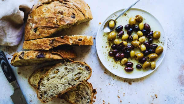 تحضير خبز بالزيتون للرجيم: طريقة صحية ولذيذة لتلبية الرغبات الغذائية